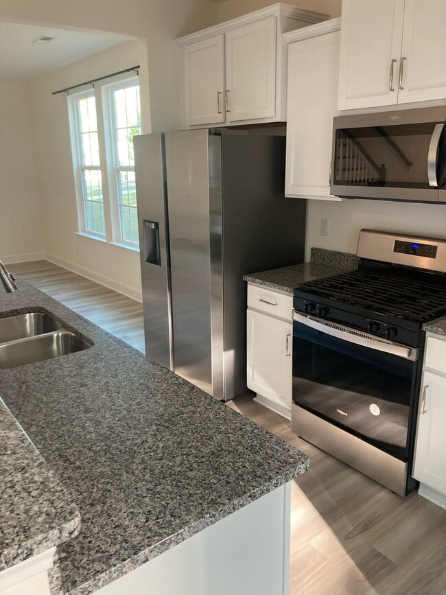 Building Photo - Immaculate End Unit Townhome in Research Triangle Park