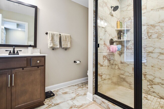 Building Photo - Pet Friendly Three Bedroom!