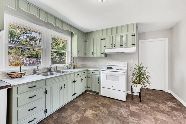 Building Photo - 3 Bedroom 1 Bath Donelson House by Two Riv...