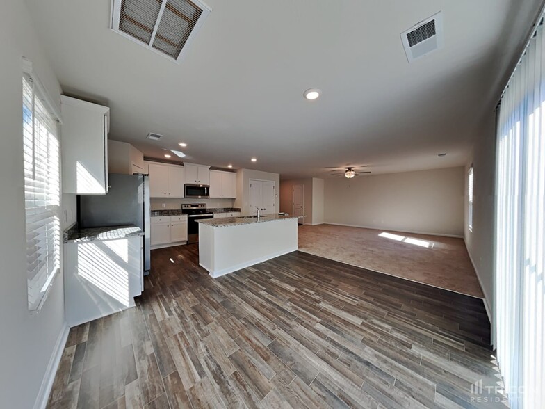Building Photo - 2128 Southlea Dr