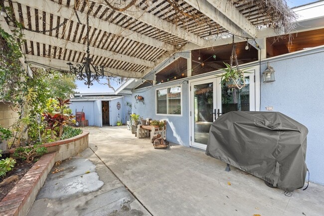 Building Photo - Adorable 3 Bedroom 2 Bathroom Single Story Family Home