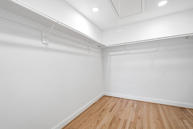 Building Photo - 5116 Shore Dr