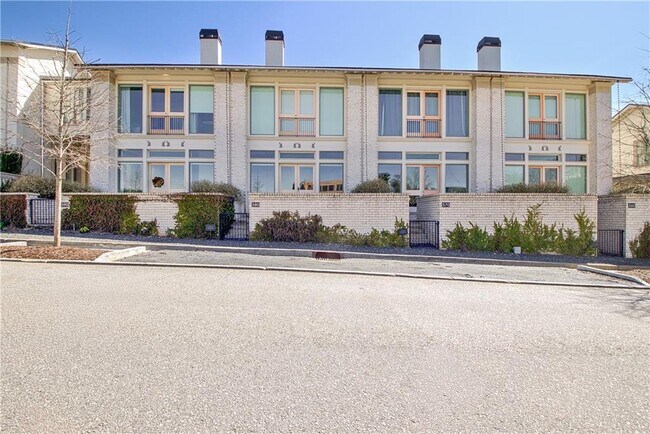 Building Photo - 580 Heatherden Ave