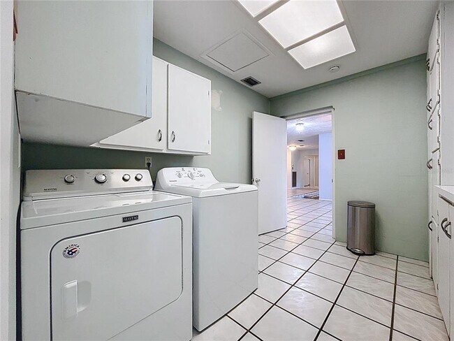 Building Photo - 1601 Riverhills Dr