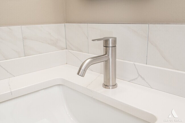 Building Photo - 18 E Old Willow Rd