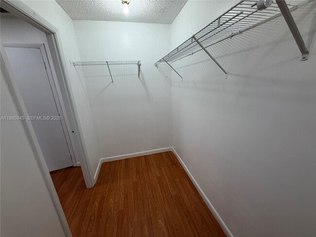 Building Photo - 3962 Inverrary Dr