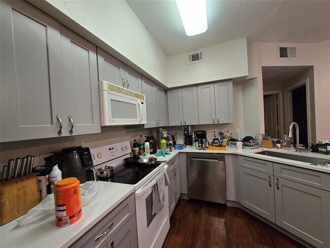 Building Photo - 2320 Gracy Farms Ln