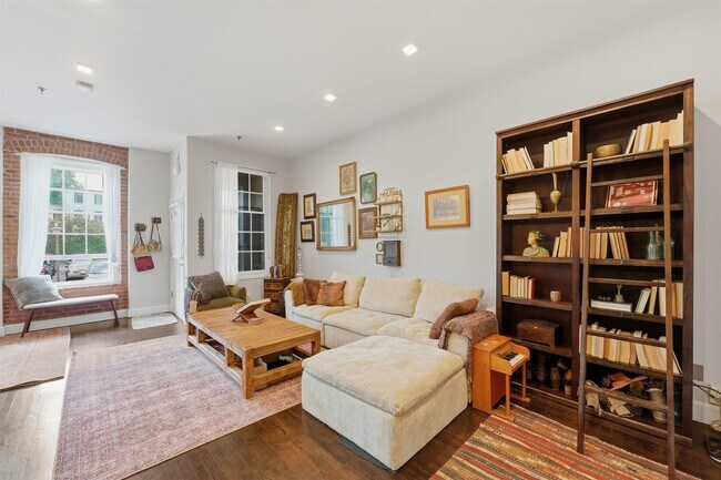 Building Photo - 347 Varick St