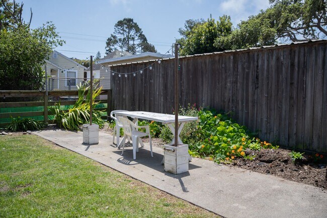 Building Photo - Charming Sunny Pacific Grove Duplex - Available early June