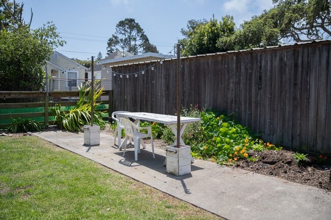 Building Photo - Charming Sunny Pacific Grove Duplex - Available late June