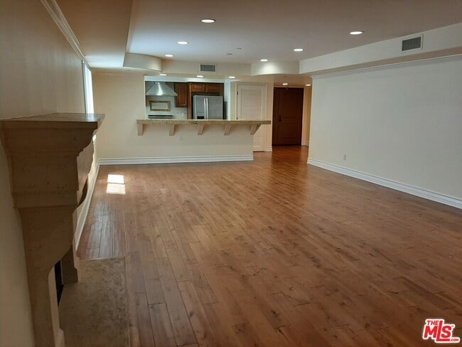 Building Photo - 10390 La Grange Ave