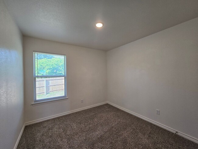 Building Photo - RENT SPECIAL - AVAILABLE NOW!