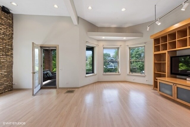 Building Photo - 1228 W Glenlake Ave