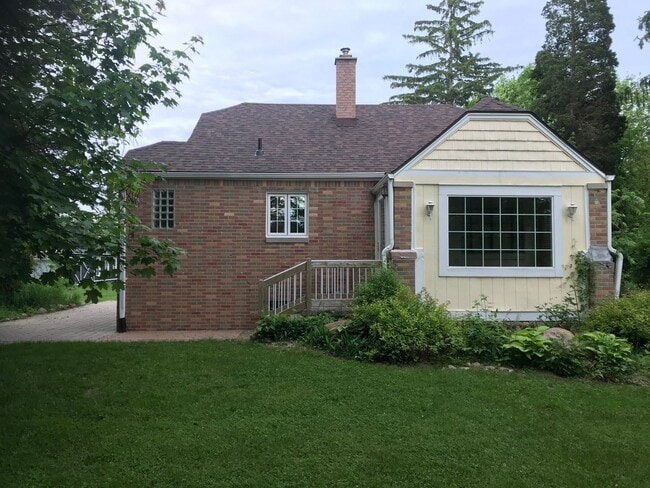 Building Photo - Lenox Township home on 5 acres