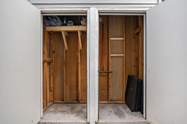 Building Photo - Spacious End Unit in Thornton