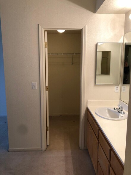 Building Photo - 1094 Esparanza Way