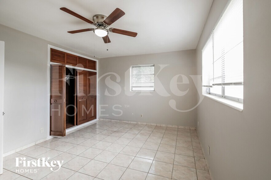 Building Photo - 621 SW 69th Terrace