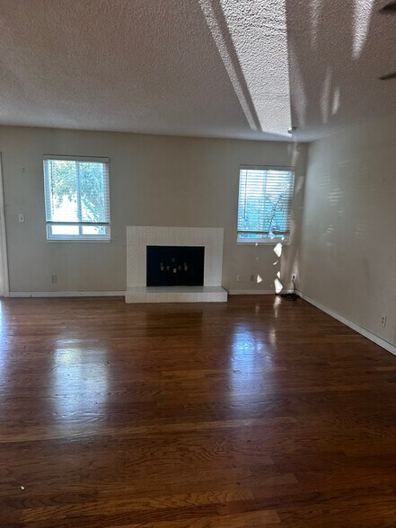 Building Photo - 351 Hans Way
