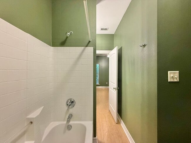 Building Photo - 4 Bedroom 3.5 Bath Duplex in East Tyler!