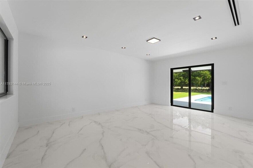 Building Photo - 5020 Hawkhurst Ave