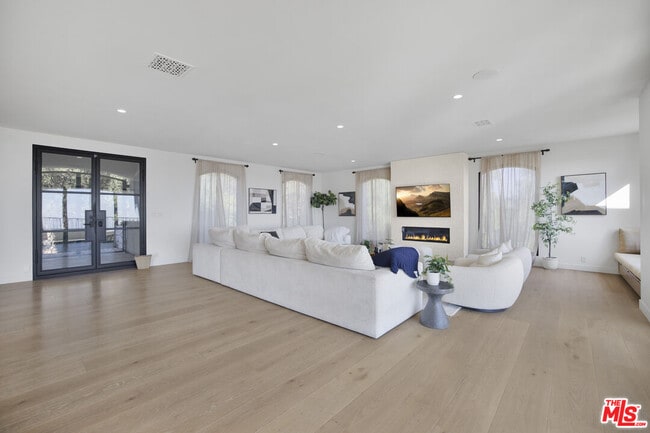 Building Photo - 7212 Mulholland Dr