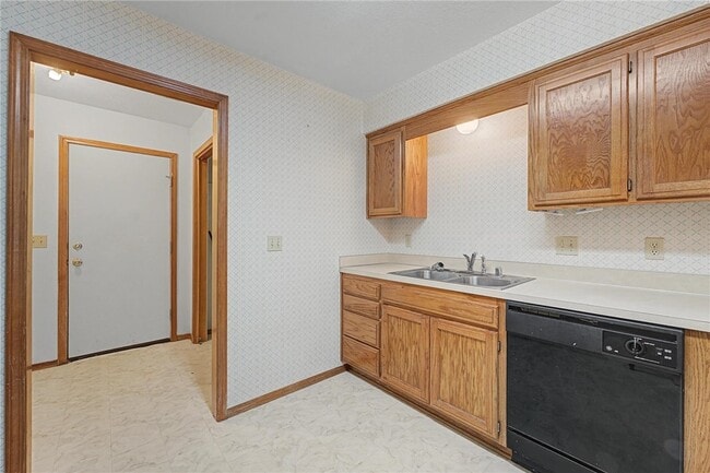 Building Photo - 194 Hall Dr