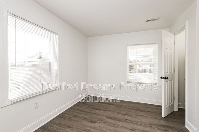 Building Photo - 235 S English St