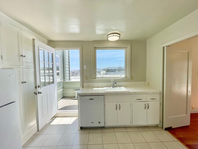 Building Photo - Bright and Airy 2 Bedroom Penthouse in the...