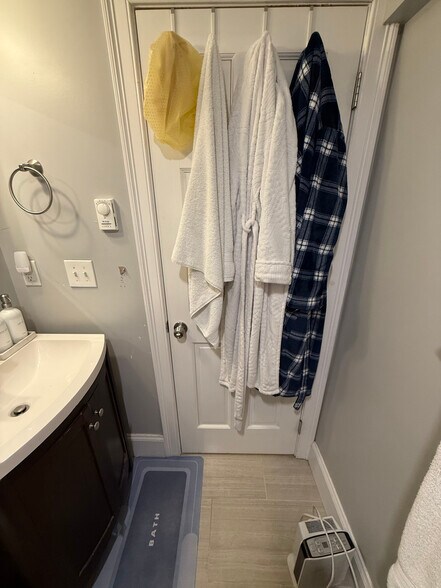 Building Photo - 404 Centre St