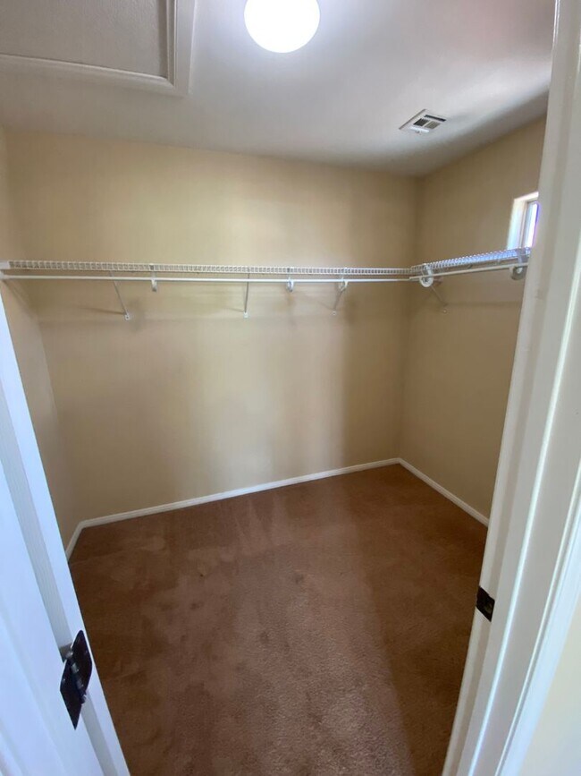 Building Photo - Wonderful 3 bed/2.5 bath home located in the South End of Vegas