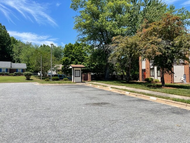 Building Photo - SW - Updated Townhome.  New Flooring, Just...