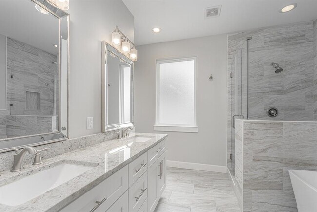 Building Photo - 312 W 28th St