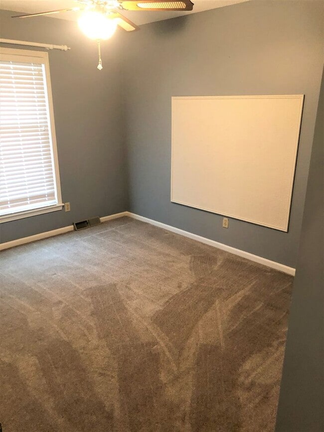 Building Photo - 4 Bed, 2 Bath House with 2-Car GARAGE!!