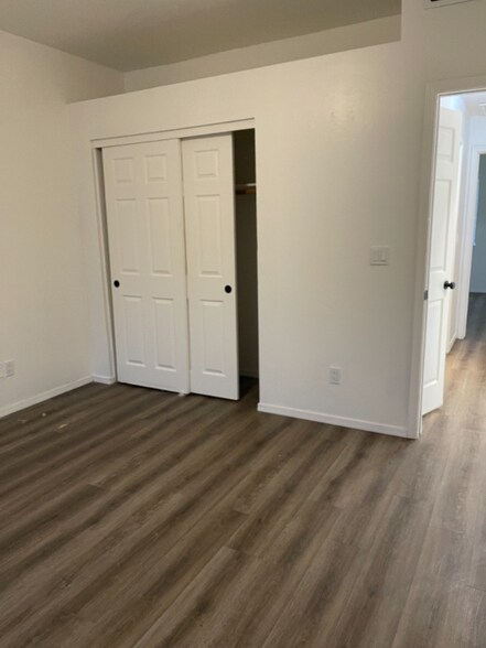 Building Photo - 515 E 6th St