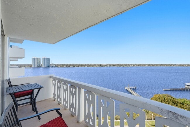 Building Photo - Beautiful 2/2 Bayshore Condo!
