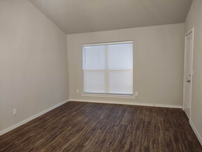 Building Photo - 2121 N Jayton Ave