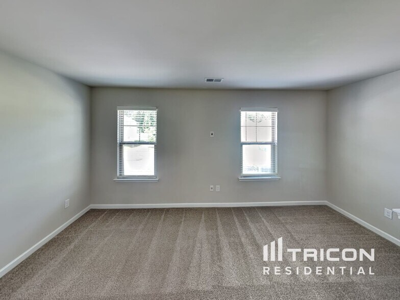 Building Photo - 130 Spring Knoll Dr