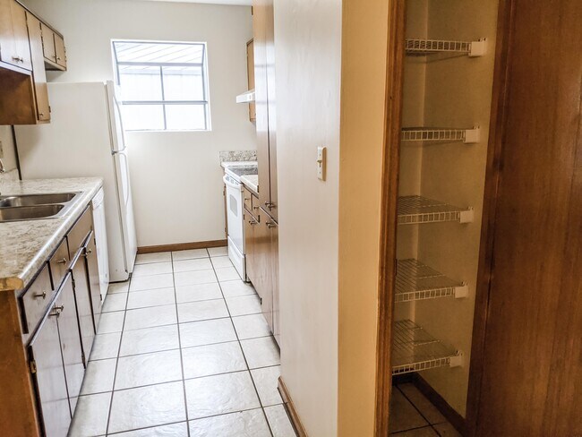 Building Photo - 1098 Rockbrook Ct