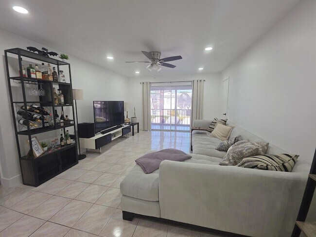 Building Photo - 6391 Bay Club Dr