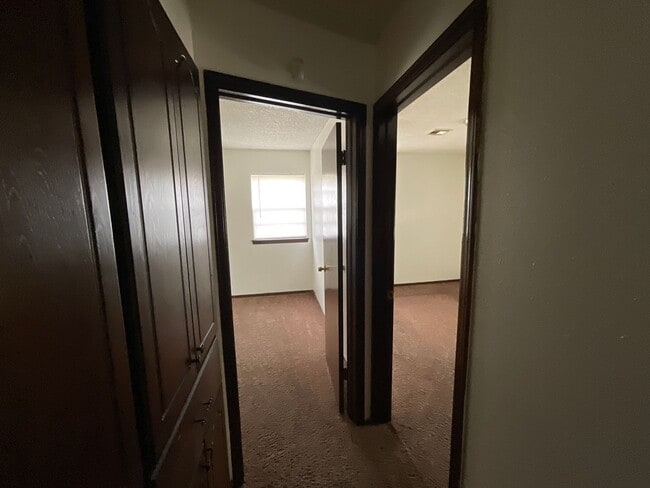 Building Photo - 3 bed, 1 1/2 bath, 2 car garage