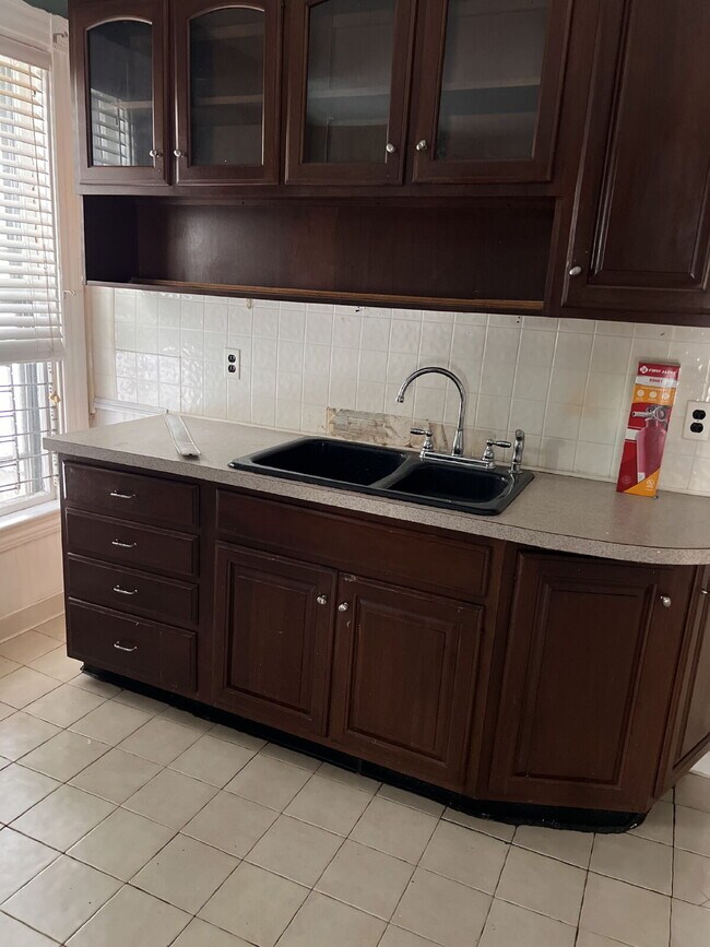 Building Photo - Beautiful 3 Bedroom 1 Bath Apartment in Crown Hill