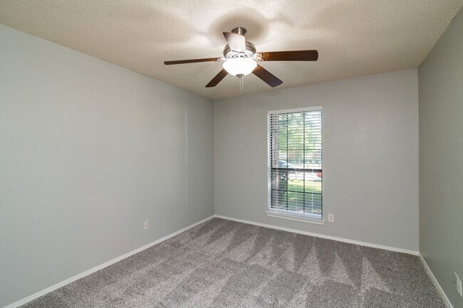 Building Photo - Charming 3 Bedroom Home