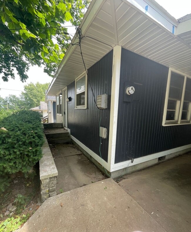 Building Photo - 3 Bed 2 Bath Carport Available Now!!