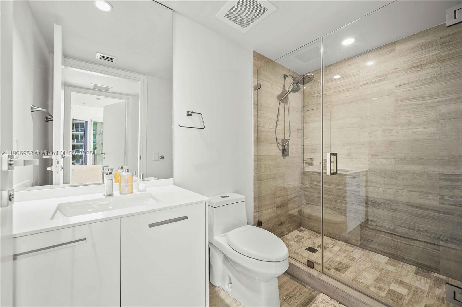 Building Photo - 1300 Brickell Bay Dr