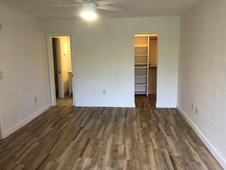 Building Photo - 6884 N Kendall Dr