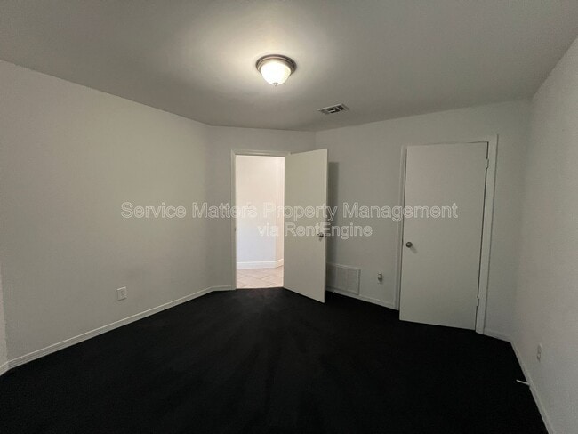 Building Photo - 2017 Coral Creek Dr