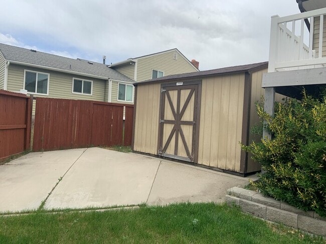 Building Photo - Spacious Sandy 3 Bedroom!