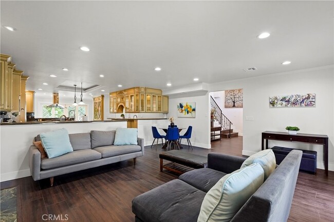 Building Photo - 7425 Vanalden Ave