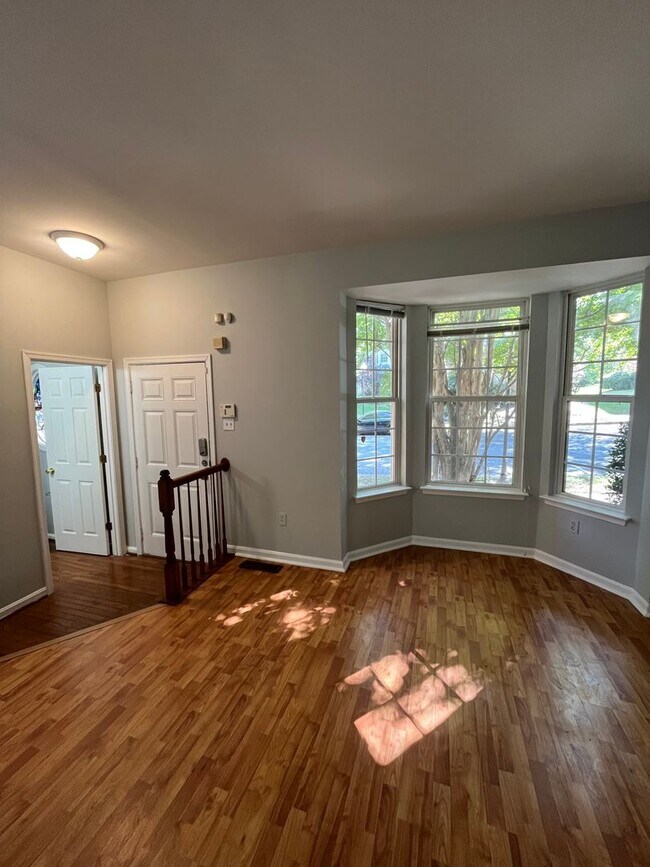 Building Photo - 3 bedroom townhome available near Largo To...