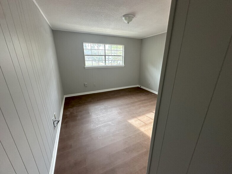 Building Photo - 3221 Westbrook Dr